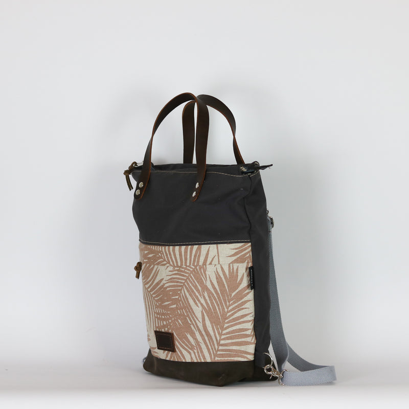 Rucksack Tasche "Anouk"  • Shopper mit Rucksack Funktion  • Anthrazit Palmen • 2in1 Convertible Tote Bag